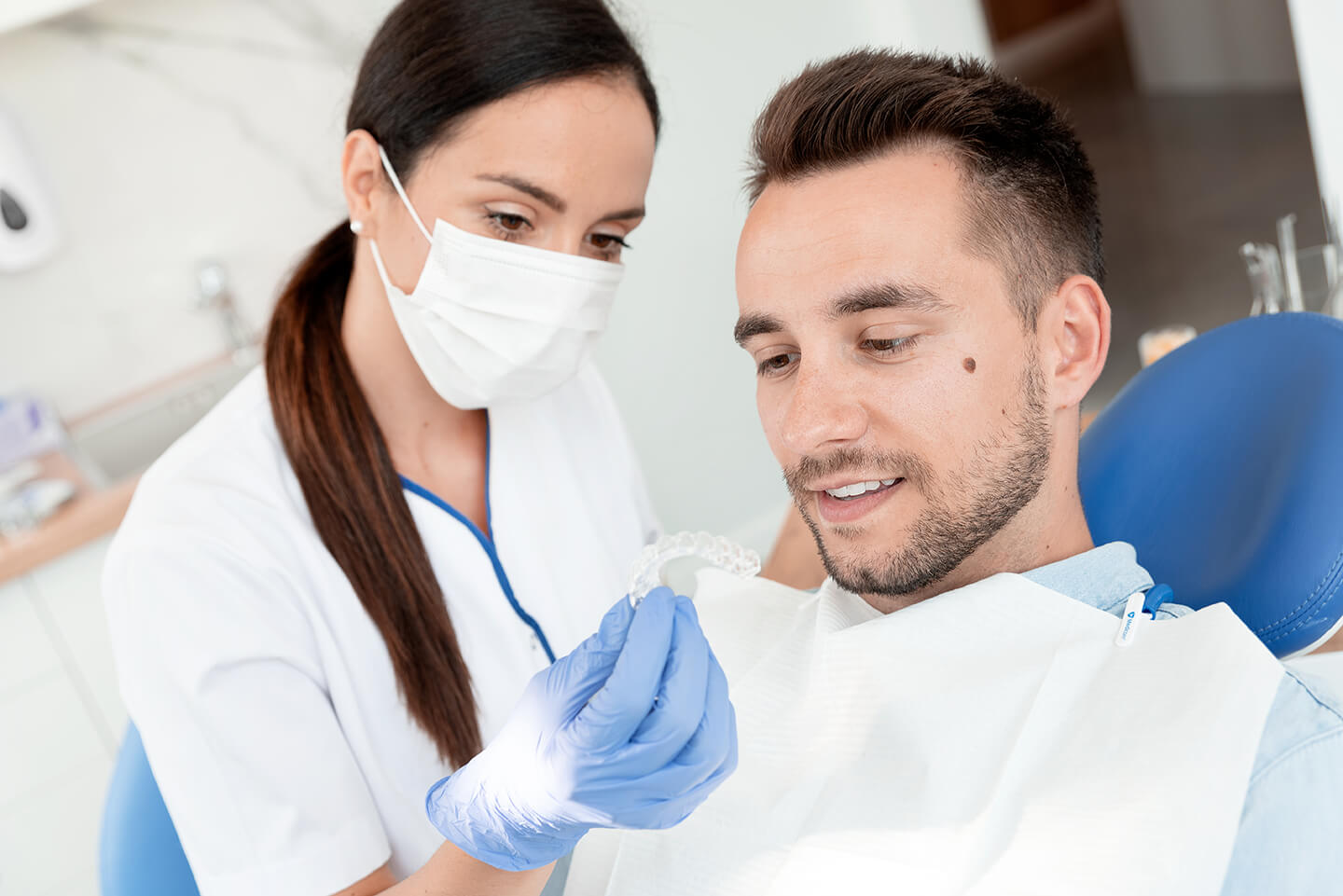 Zahnarzt mit Patient beim Beratungsgespräch zu Zahnschienen / Bildquelle: iStock.com - simpson33